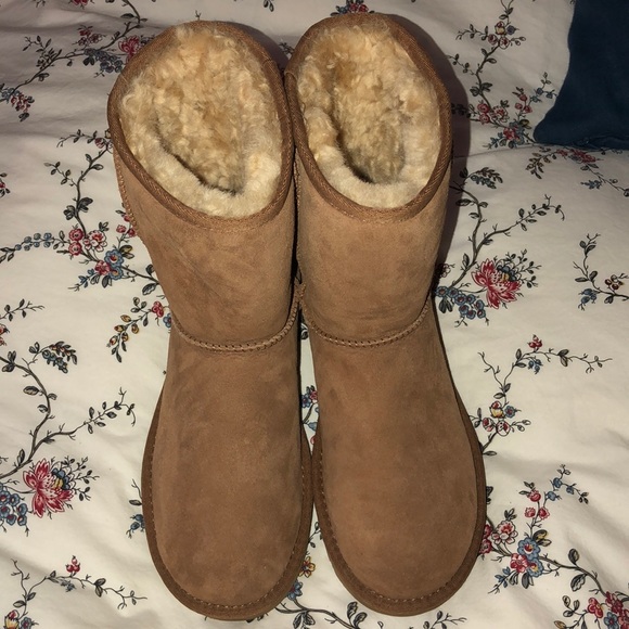 UGG Classic Short Boots - Picture 1 of 3